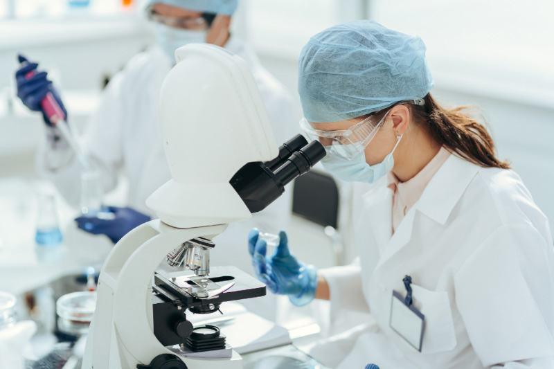 Analytical instrument used for chemical characterization and impurity profiling, representing Materials Metric’s extractables, leachables, and toxicity assessment services