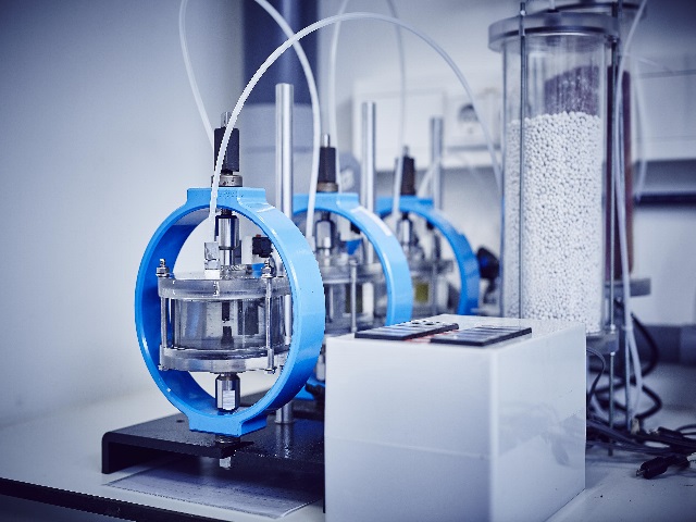 Corrosion testing instrument setup for electrochemical and environmental exposure analysis